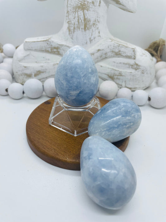 Blue calcite egg