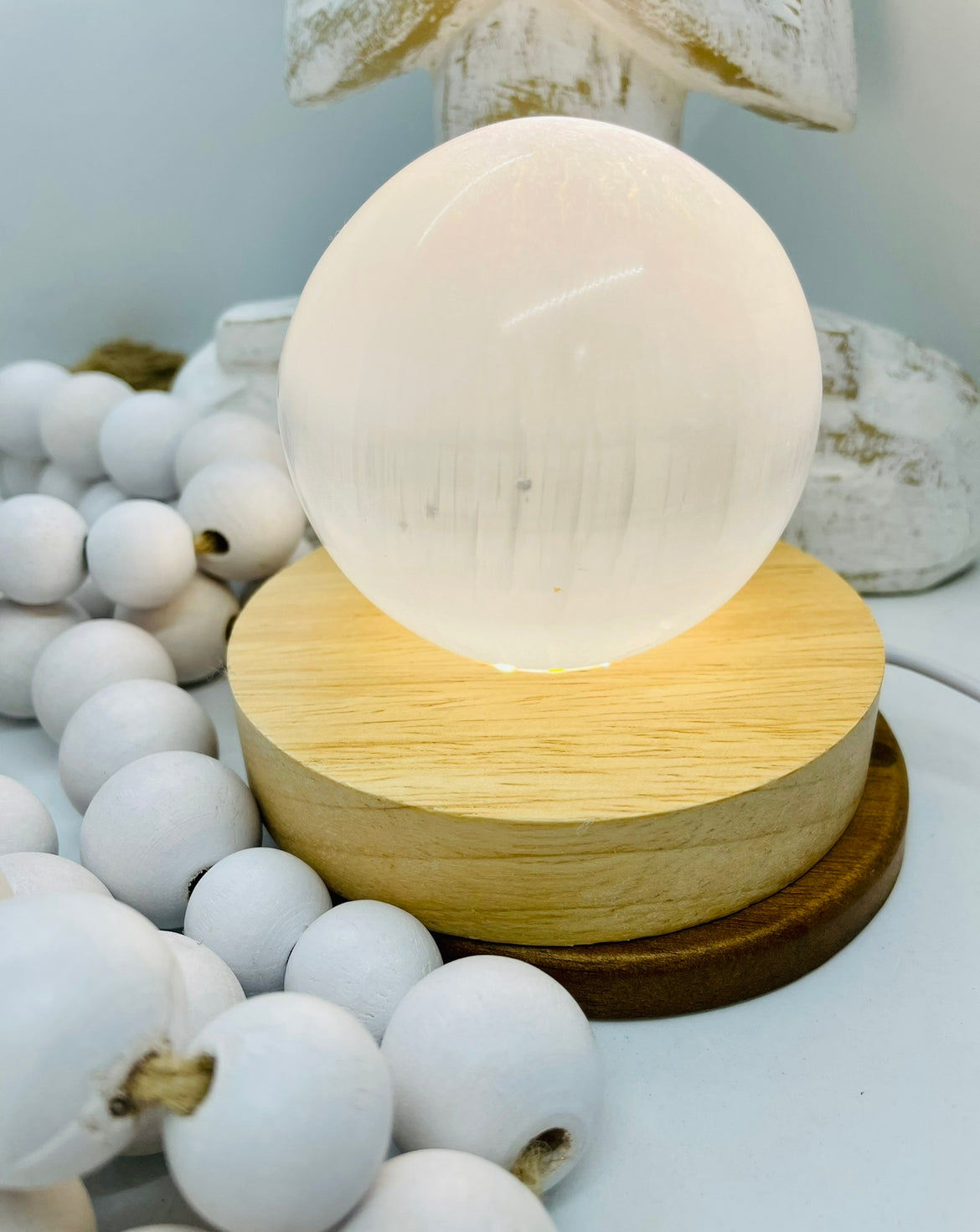 “Crystal ball” selenite lamp